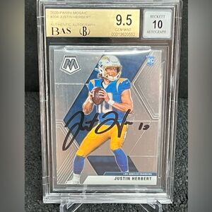 2020 Mosaic Justin Herbert RC #204 Black Ink On-Card Auto BGS 9.5
